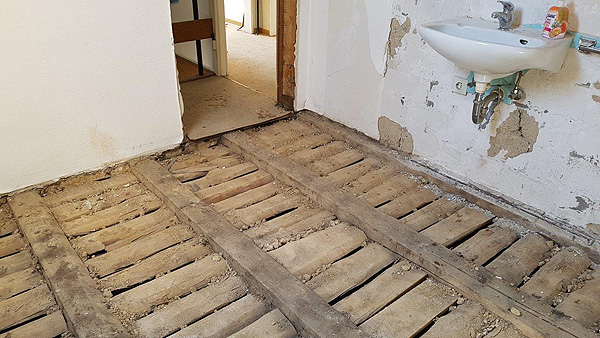 Badezimmer mit Holzbalkendecke und Janßen-Fussbodenheizung