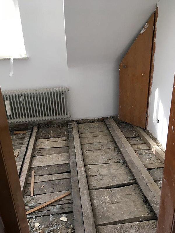 Badezimmer mit Holzbalkendecke und Janßen-Fussbodenheizung