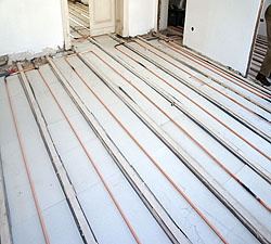 ::Hier sehen Sie die Kupferheizrohre auf der Wärmedämmung liegen. Auf diese werden im nächsten Schritt die Aluminium-Wärmeverteiler aufgebracht. aussen02-ra