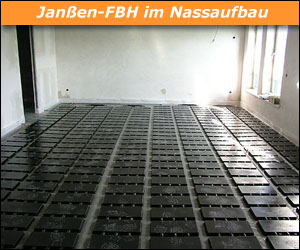 ::Hier sehen Sie die Janßen-Fußbodenheizung im Nassaufbau. Auch hier bilden auf ca. 0,8m² pro m² Bodenfläche die Kupferrohre mit den aufgesteckten Aluminium-Wärmverteilern eine riesige Abstrahlfläche und gewährleisten so eine optimale Energieverteilung über die gesamte Bodenfläche. Der Unterschied zum Trockenaufbau besteht darin, dass das Heizsystem in Heizflächenabdeckungen integriert ist, welche bewirken, dass sich die Heizenergie bereits unterhalb des Estrichs schnell verteilen kann und dass sich das Heizsystem frei von den Umschließungskräften des Estrichs bei Wärmezuführung frei ausdehnen kann. Letzteres verhindert wirkungsvoll Druck- und Zugspannungen in der Bodenkonstruktion und damit auch eine Rissbildung im Oberboden. fussbodenheizung-005