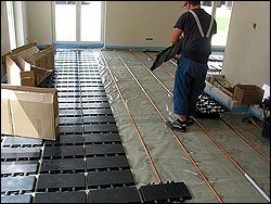 ::Beispiel der Montage der Heizflächenabdeckungen mit den integrierten Aluminium-Wärmeverteilern. holzboden213