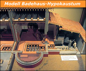 ::Modell eines römischen Badehauses (Therme) mit Fußbodenheizung. Links im Bild befindet sich das eigentliche Badehaus, rechts im Bild der angegliederte Heizraum. Der Boden ist zur besseren Sichtbarkeit teilweise aufgeschnitten (Römerkastell Saalburg). hypokaustum-01
