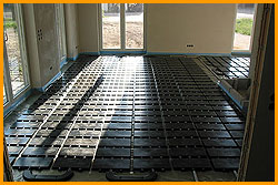 ::Janßen-Fußbodenheizung im Nassaufbau. Die Hohlräume innerhalb des Estrichs werden durch die Heizflächenabdeckungen geschaffen, in welche das Heizrohr sowie die Aluminium-Wärmeverteiler integriert sind. aluminium-2030