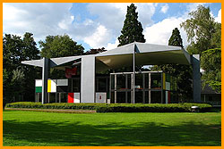 ::Herr Janßen Senior hat bereits Anfang der 60er Jahre für das letzte jemals von "Le Corbusier" entworfene Gebäude - das "Centre Le Corbusier" in Zürich - die Fußbodenheizung konzeptioniert. <br /><br />Le Corbusier war einer der bedeutensten Architekten des 20. Jahrhunderts und setzte sein Vertrauen in eine Hohlraum-Fußbodenheizung. vorteile108